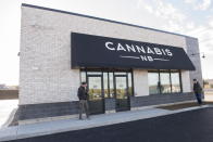 El exterior de la tienda Cannabis NB en Fredericton, New Brunswick, Canadá, el martes 16 de octubre de 2018. (Stephen MacGillivray/The Canadian Press via AP)