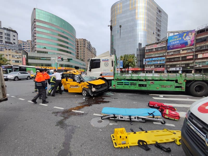 台北市內湖區27日發生一起多車碰撞車禍，一輛計程車不明原因闖紅燈後衝撞5車，造成67歲周姓司機當場失去生命跡象，另2名汽車乘客受傷，警消獲報協助送醫和調查。（翻攝照片／中央社）