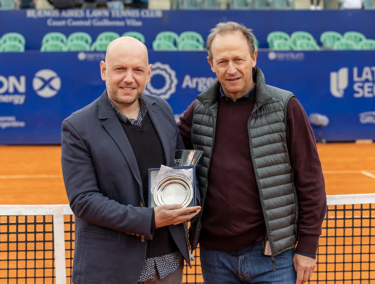 En la cancha Guillermo Vilas, Torok recibe el premio Ron Bookman Media Excellence 2022, que otorga la ATP, de manos de Martín Jaite, ex top ten del ranking y organizador del Argentina Open.