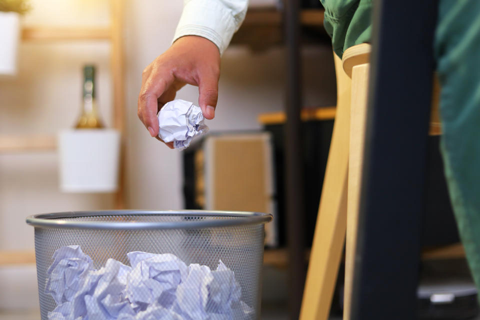 Mit dem Papier wirft man auch die Wut in den Müll (Symbolbild: Getty Images)