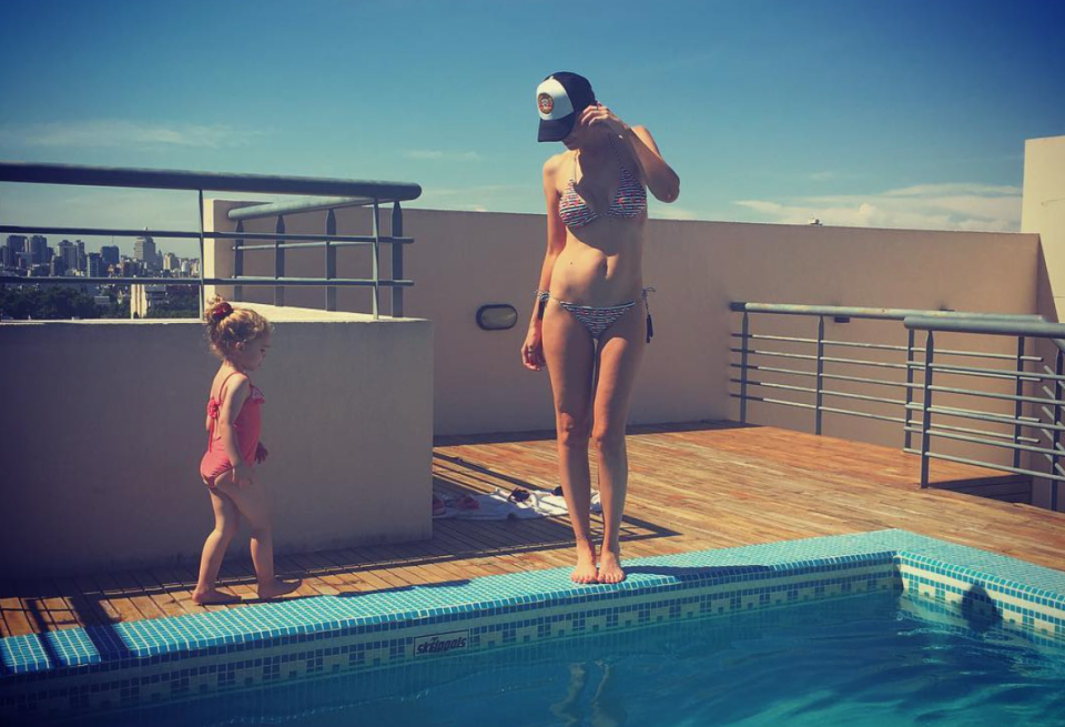 Romina Pereiro, junto a una de sus hijas disfrutando del verano, y mostrando su lomazo en redes. Foto: Instagram/romipereiro