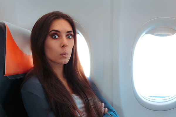 Dormirte durante el despegue o el aterrizaje de un avión podría dañar tus oídos. Foto: nicoletaionescu / Getty Images.