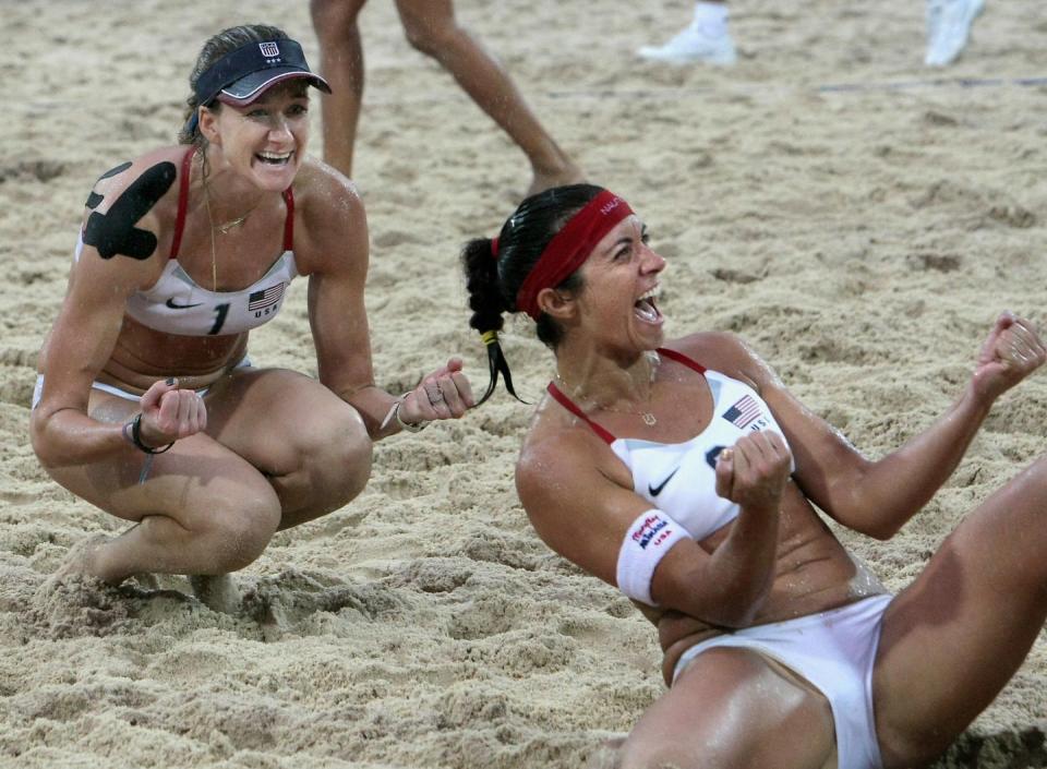 A coin toss determines the color of beach volleyball uniforms.