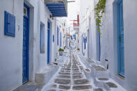 Encore une île grecque aux premières places avec Mykonos. Très pauvre autrefois, la destination attire désormais les "jet setters" et la jeunesse dorée du monde entier. De petites maisons blanches avec des fleurs et des volets bleus, des rues peintes, des moulins à vents, des pigeonniers : le décor est idyllique.