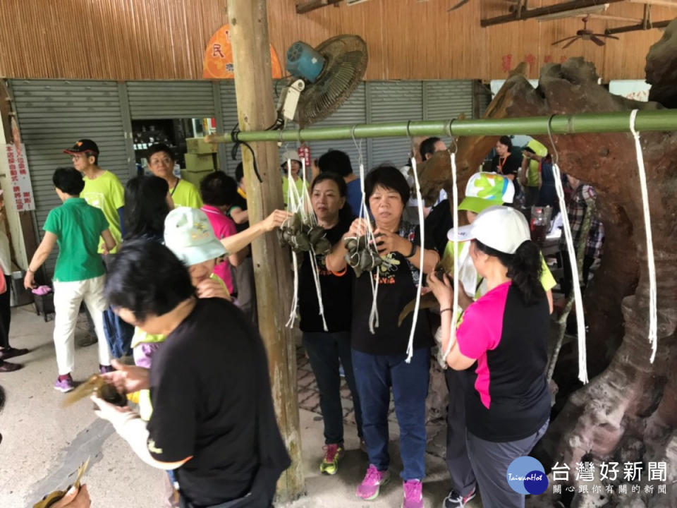 東勢林場端午節當天聘包粽子達人教民眾手作傳統肉粽。(圖/東勢林場)