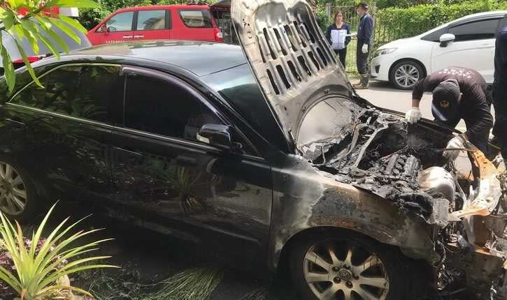 胡姓警員今年8月放火燒毀和他有債務糾紛的車主自小客車，警方到場鑑識。（圖／讀者提供）