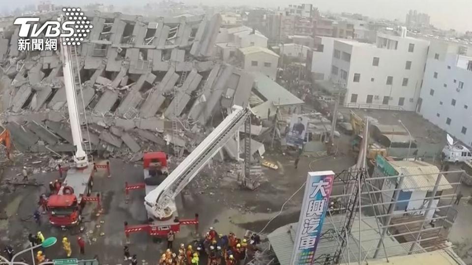 台南市維冠金龍大樓於2016年2月時因強震倒塌。（圖／TVBS資料畫面）