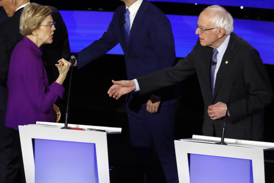 Los aspirantes a la candidatura demócrata a la presidencia de Estados Unidos Elizabeth Warren, senadora demócrata por Massachusetts, a la izquierda, y Bernie Sanders, senador independiente de Vermont, el martes 14 de enero de 2020, tras un debate organizado por la CNN y el Des Moines Register en Des Moines, Iowa. (AP Foto/Patrick Semansky)