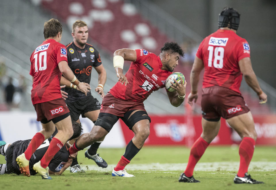 Uwe Helu of Sunwolves, centre, in action during the Super Rugby match between the Sunwolves and the Sharks at Singapore National Stadium, in Singapore, Saturday, Feb. 16, 2019. (AP Photo/Danial Hakim)