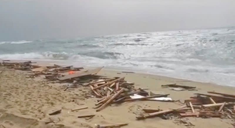 Una captura de pantalla tomada de un video muestra la playa donde se encontraron cuerpos de presuntos refugiados después de un naufragio, en Cutro, la costa este de la región italiana de Calabria, Italia