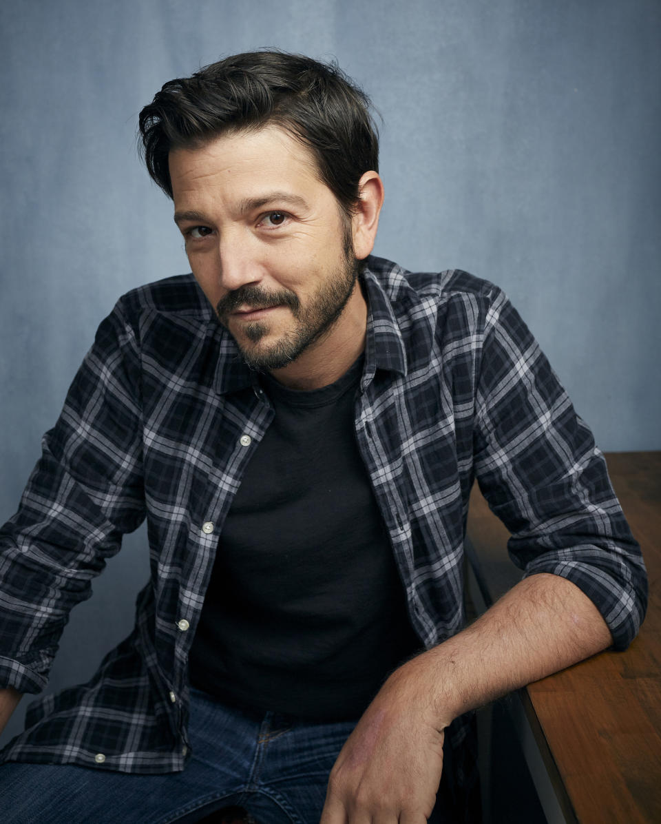 ARCHIVO - Diego Luna posa para promover la película "Wander Darkly" en el Festival de Cine de Sundance, el 24 de enero de 2020 en Park City, Utah. Luna hace la voz de la ardilla Chip en la cinta animada “DC League of Super-Pets” (“DC Liga de Súpermascotas”). (Foto por Taylor Jewell/Invision/AP, archivo)