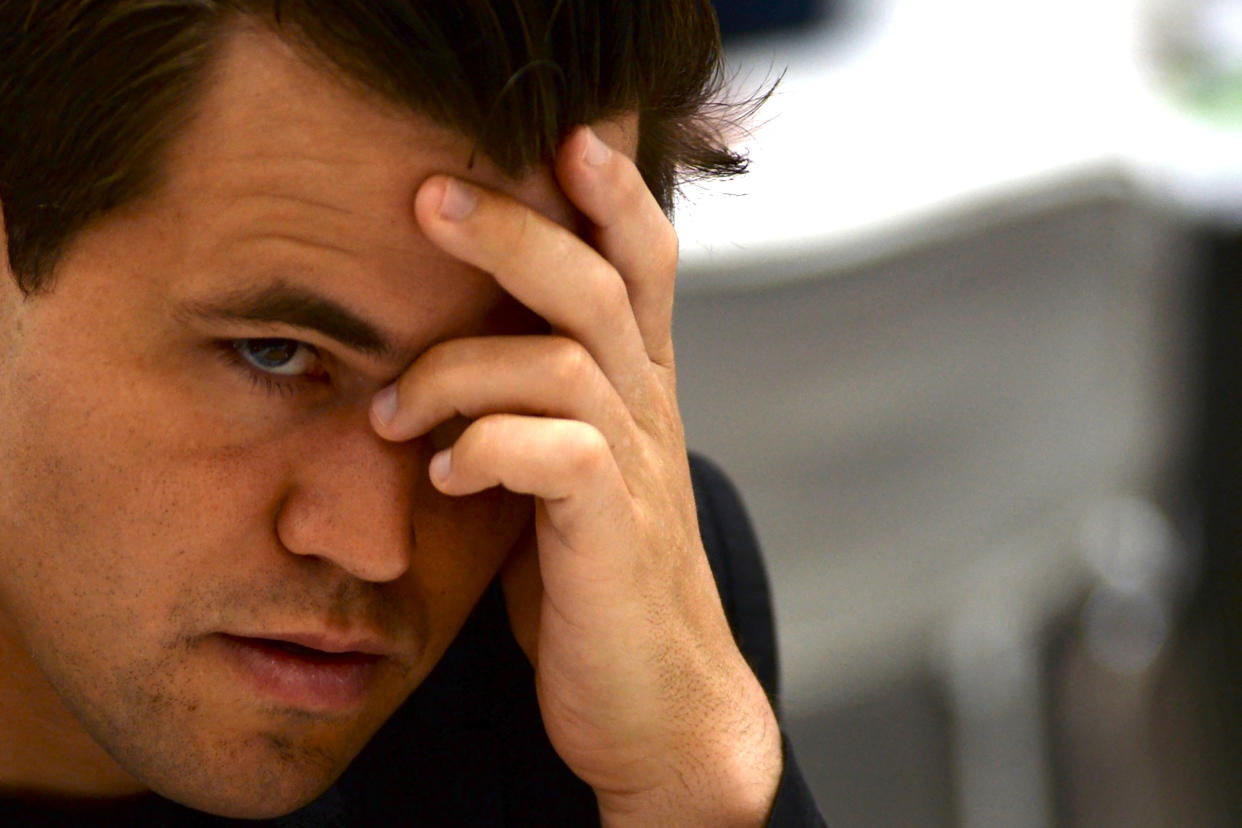 El noruego Magnus Carlsen se retiro de la Copa Sinquefield de ajedrez y varias fuentes aseguran que es debido a que uno de sus oponentes, el estadounidense Hans Niemann, hizo trampa. (Foto: ARUN SANKAR/AFP vía Getty Images)