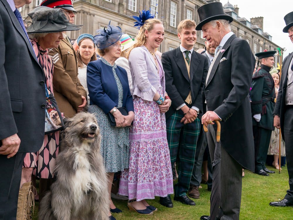 König Charles III. (m.) am 2. Juli während einer Gartenparty in den Gärten von Holyroodhouse. (Bild: Jane Barlow/WPA Pool/Getty Images)