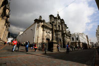 <p>Vista de la iglesia de la Compañía de Jesús, una de las joyas del barroco, hoy, jueves 16 de noviembre de 2017, en Quito (Ecuador). Quito, ese “edén de maravillas, poblado de mil versos y canciones”, como reza una tradicional canción en honor a la capital ecuatoriana, acuna en su seno un centro colonial vivo y dinámico, que ha sumado un nuevo reconocimiento internacional, esta vez por la conservación de su patrimonio cultural. EFE/José Jácome </p>