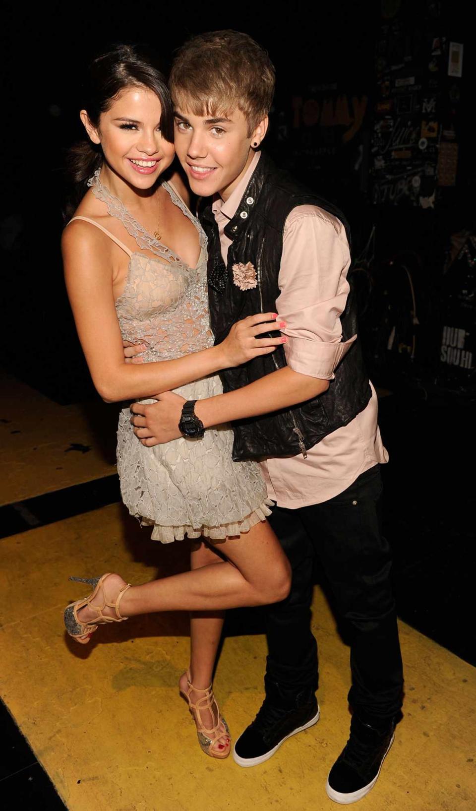 Selena Gomez (L) and musician Justin Bieber attend the 2011 Teen Choice Awards at Gibson Universal Amphitheatre on August 7, 2011 in Universal City, California