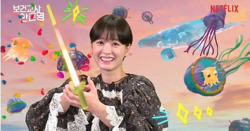 記者會上，鄭裕美拿著驅魔玩具槍奮力「滅果凍」。（圖／Netflix提供）