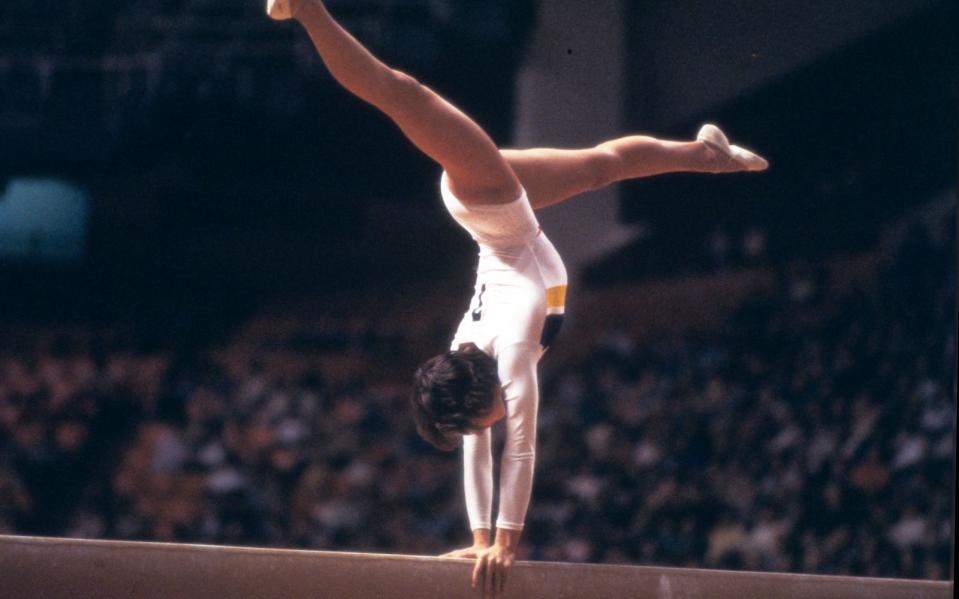 Nadia Elena Comăneci zählt zu den erfolgreichsten Turnerinnen der olympischen Geschichte. Bei den Spielen 1976 und 1980 gewann sie fünf Gold-, drei Silber- und eine Bronzemedaille. Als erste Turnerin überhaupt erhielt sie eine Wertung von 10,0. Comăneci wurde in Rumänien geboren, inzwischen ist sie Amerikanerin. (Bild: 2015 American Broadcasting Companies / Getty Images)