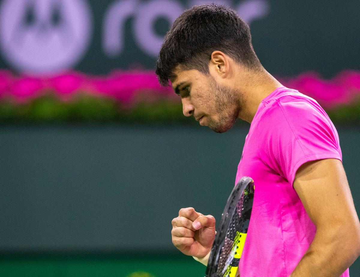 Felt the love': Top-seeded Carlos Alcaraz wins first match at BNP Paribas  Open - Yahoo Sports