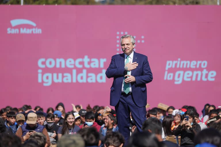 Alberto Fernández entrega netbooks en el marco del Programa Conectar Igualdad