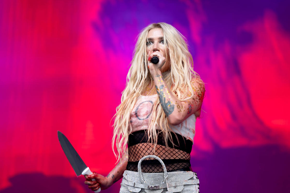 Kesha Uses Real Knife at Lollapalooza