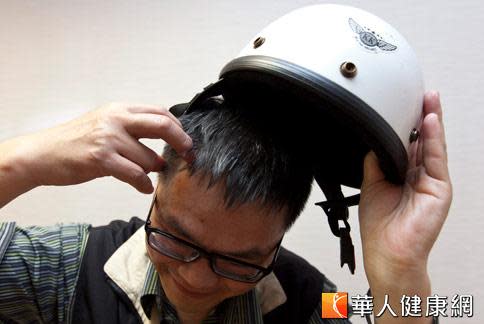 長期戴安全帽，容易讓頭皮毛囊受損，出現頭皮屑以及掉髮危機。（攝影／黃志文）