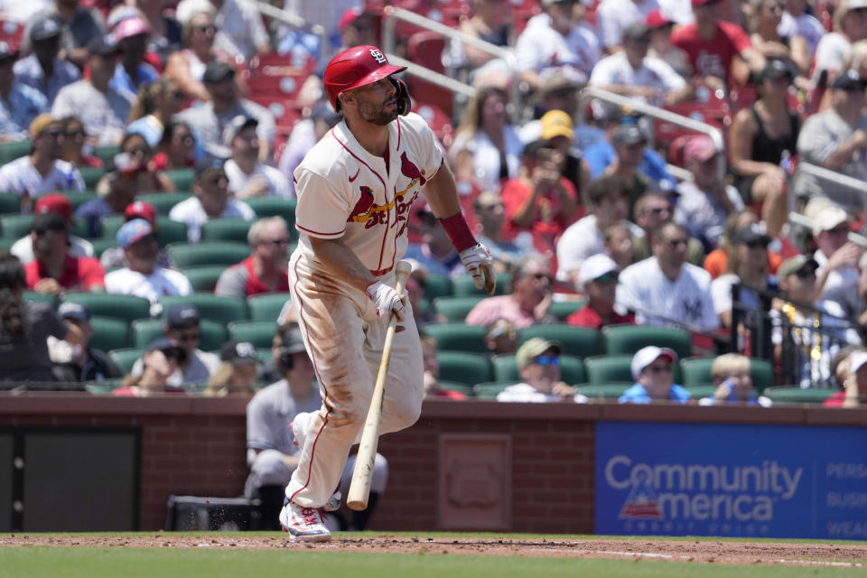 Paul Goldschmidt de los Cardenales de San Luis observa su jonrón de tres carreras en la tercera entrada del primer juego de una doble cartelera ante los Yanquis de Nueva York el sábado 1 de julio del 2023. (AP Foto/Jeff Roberson)