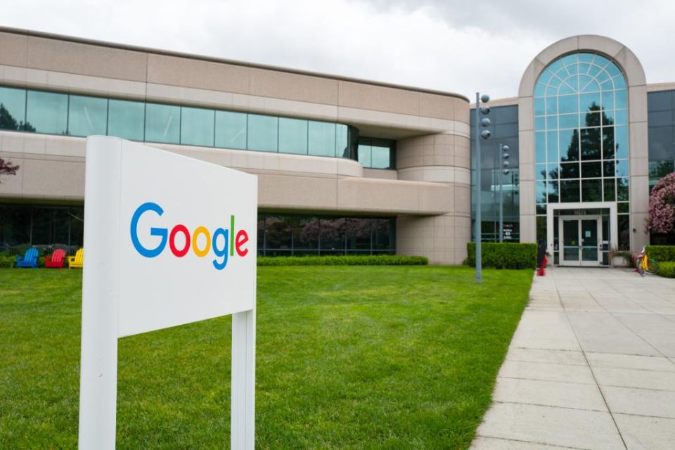 <p>Il nome di Google deriva da una sessione di brainstorming alla Stanford University. Il fondatore Larry Page stava progettando un immenso sito di dati insieme ad altri studenti laureati. Uno dei suggerimenti era “googleplex“, cioè uno dei più grandi numeri descrivibili. Il nome ‘Google’ deriva dalla pronuncia sbagliata da parte di uno studente. </p>