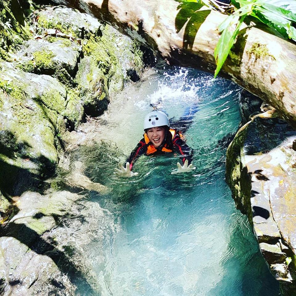 超隱藏版溯溪秘境小旅行  神秘藍湖、森林滑水道、藤蔓鞦韆、垂降15米攀登飛瀑