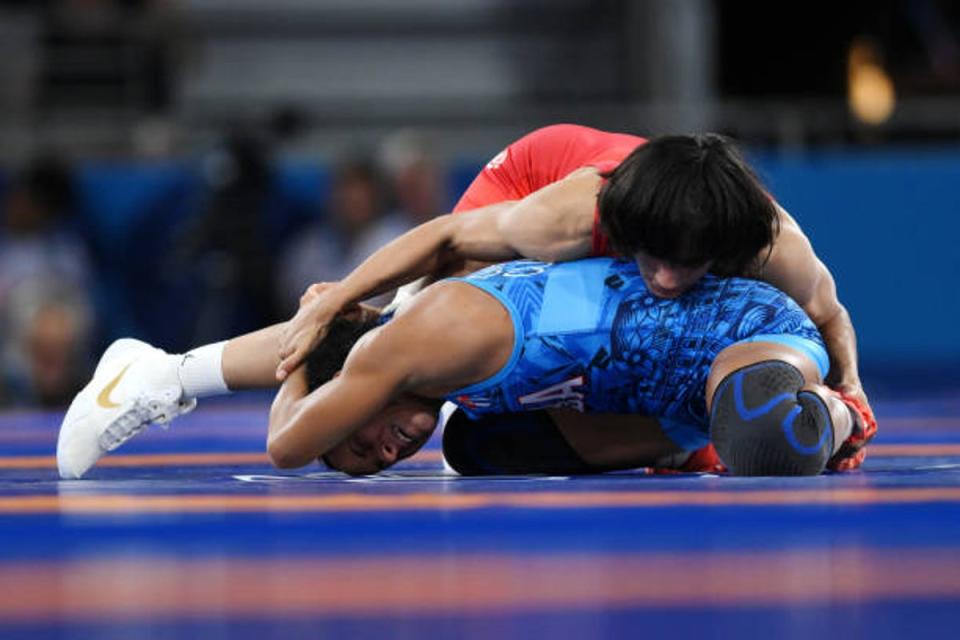 Indian wrestling star Vinesh Phogat disqualified before gold medal bout