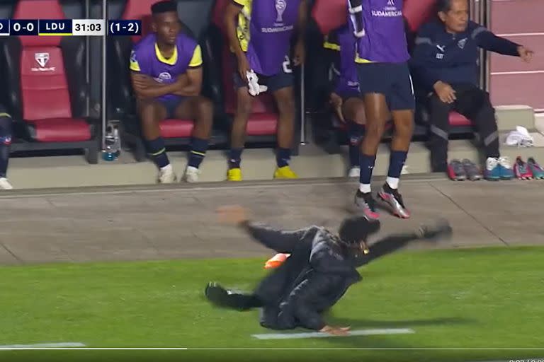 Luis Zubeldía, DT de Liga de Quito, quiso imitar un remate de zurda de un jugador suyo, se patinó y se fue al piso; sucedió en el partido contra San Pablo, por la Copa Sudamericana