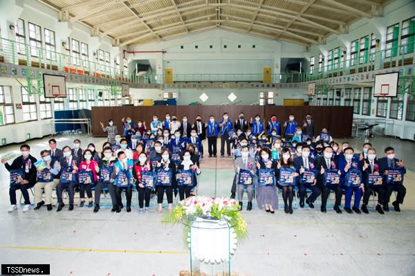 宜蘭扶幼行動圖書館計畫-幼兒家家都有圖書館，國際扶輪全球獎助金捐贈袋袋相傳童書，縣長林姿妙接受。（圖：宜蘭縣政府提供）