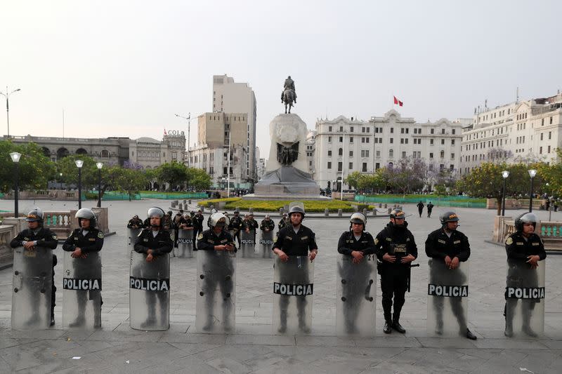 FOTO DE ARCHIVO-La policía antidisturbios se mantiene en posición mientras esperan a los manifestantes que exigen la disolución del Congreso, en Lima, Perú.