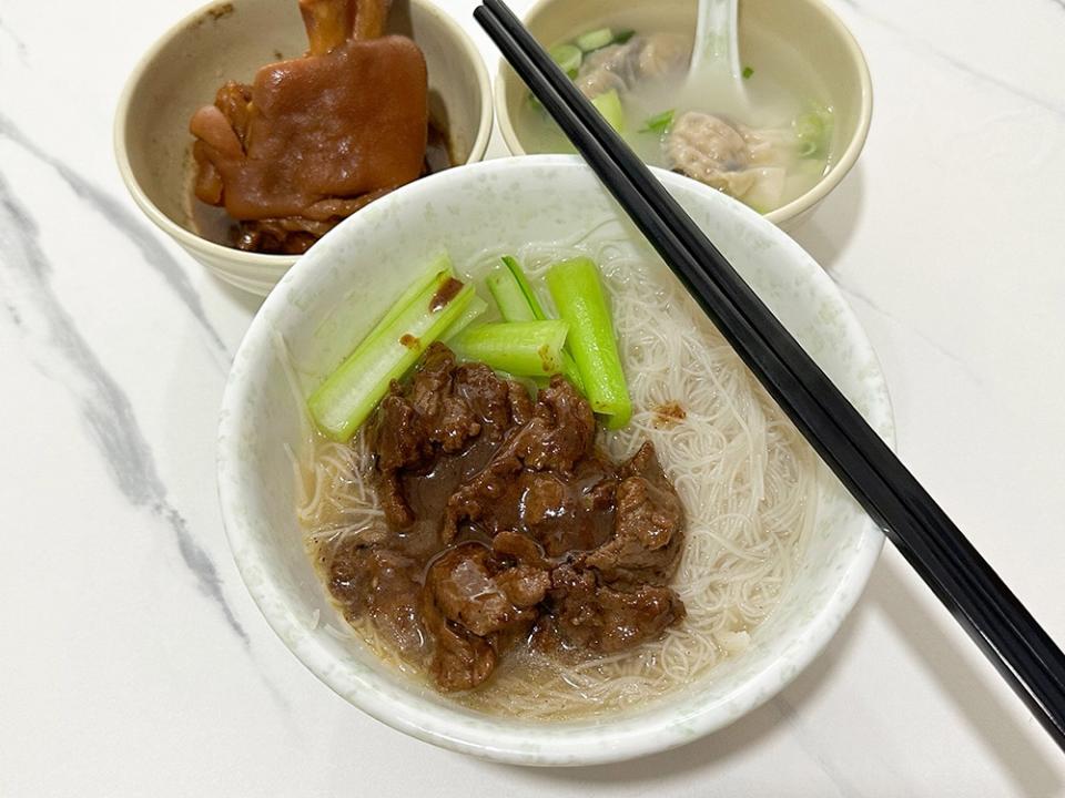 Mix the Satay Beef Noodles and slurp down the peanut broth with a hint of spiciness.