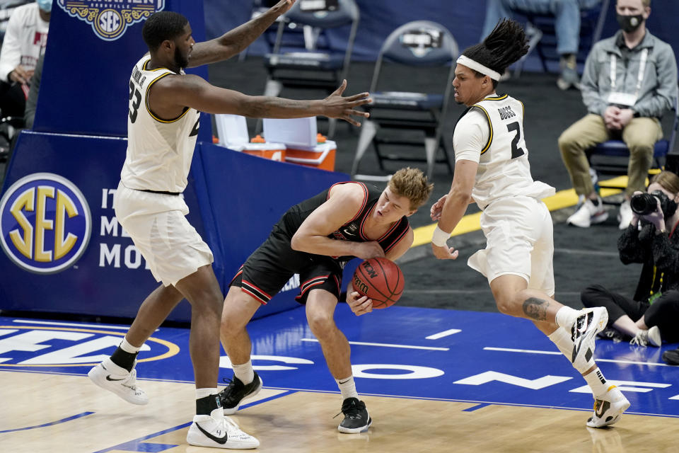 Georgia's Jaxon Etter, center, is trapped between Missouri's Jeremiah Tilmon (23) and Drew Buggs (2) in the second half of an NCAA college basketball game in the Southeastern Conference Tournament Thursday, March 11, 2021, in Nashville, Tenn. (AP Photo/Mark Humphrey)
