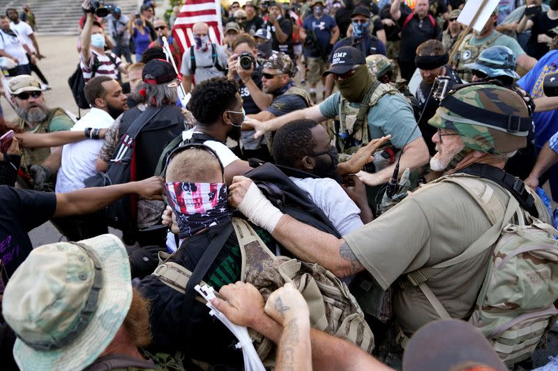 Uno de los enfrentamientos entre partidarios de la policía y activisas del Black Lives Matter. Louisville, Kentucky