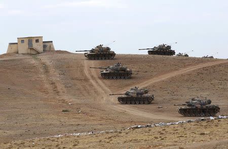 Turkish army tanks take up position on the Turkish-Syrian border near the southeastern town of Suruc in Sanliurfa province September 29, 2014. REUTERS/Murad Sezer