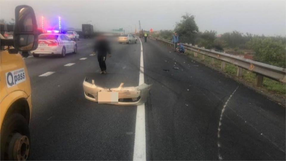 駕駛恍神追撞前車 翻車刮火花驚險一瞬間