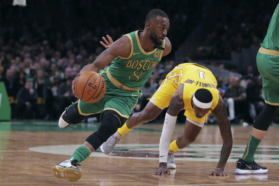 Kemba Walker, de los Celtics de Boston, elude a Kentavious Caldwell-Pope, de los Lakers de Los Ángeles, en el duelo del lunes 20 de enero de 2020 (AP Foto/Charles Krupa)