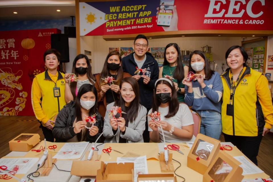 市長高虹安製作祈福注連繩。（圖/記者林照東翻攝）