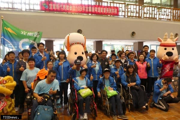 全國身心障礙國民運動會，宜蘭縣代表隊授旗儀式在縣府縣民大廳由縣長林姿妙主持。（記者董秀雲攝）