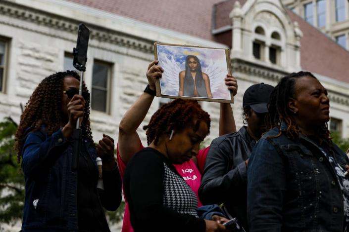Una activista sostiene una foto de Shanquella Robinson durante una conferencia de prensa sobre la investigación de su asesinato frente a la Sede Nacional de Mujeres Negras el 19 de mayo de 2023 en Washington, DC.  (Foto de Anna Moneymaker/Getty Images)
