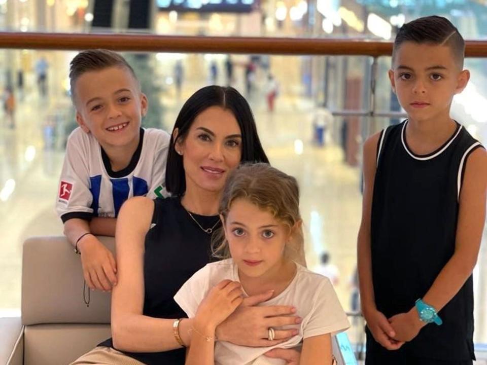 Anna-Maria Ferchichi hat sich mit ihren Kindern Issa (links), Aaliyah und Djibrail in Dubai gut eingelebt. (Bild: RTL / Anna-Maria Ferchichi)