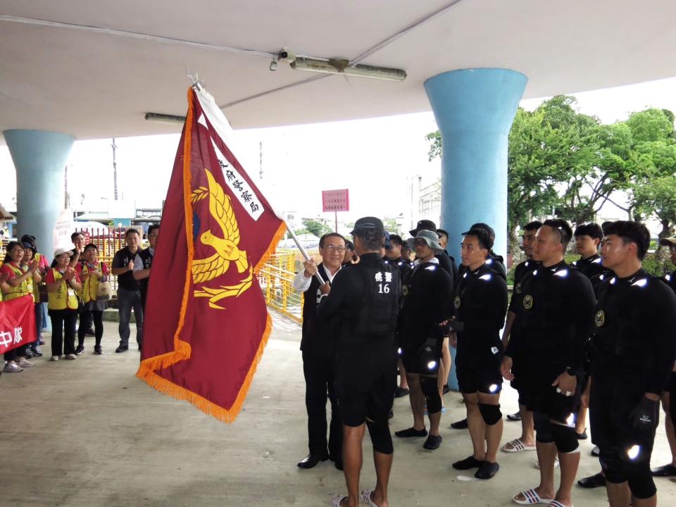 桃園市警察局長吳坤旭至龍潭大池為桃警龍舟隊授旗。圖：警方提供