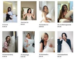 進入名叫 The Sleeping Beauties 的官網，一行大字寫著「網紅枕頭專賣」，在型錄中也放上各個新加坡網紅與枕頭的合影，包括他們抱著枕頭、躺在枕頭上的照片。（圖／翻攝自官網）