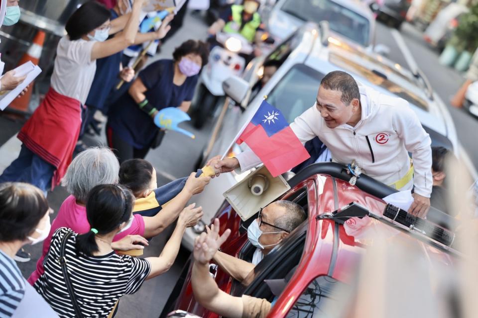 沿途受到許多市民熱烈的歡迎，對車隊比出2號勝利「V」手勢，為侯友宜加油。   圖：侯選辦提供