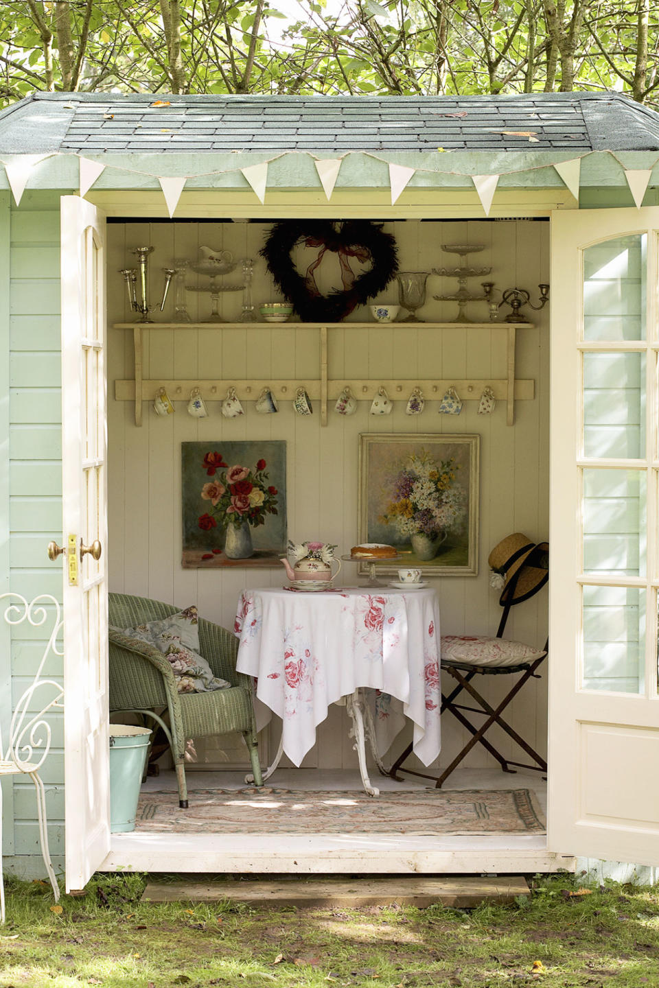 <p><span>Paintings, fabrics and china on a floral theme have been teamed with vintage tableware to bring a nostalgic elegance to this summerhouse, making it perfect </span><span>for afternoon tea.</span></p>