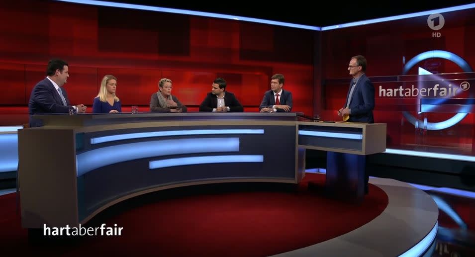 Die Runde bei „Hart aber fair“ (v.l.): Arbeitsminister Hubertus Heil, VdK-Präsidentin Verena Bentele, Reinigungskraft Susanne Holtkotte, FDP-Abgeordneter Johannes Vogel und Journalist Christoph Schwennicke debattieren über den SPD-Vorschlag der „Respektrente“. Foto: Screenshoot ARD