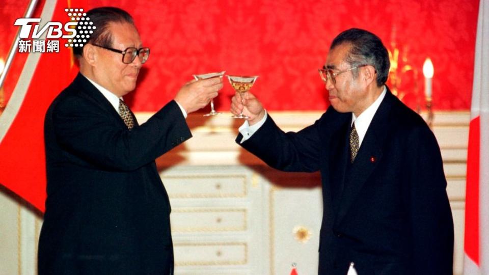 1998年，江澤民（左）和時任日本首相小淵惠三在東京舉杯祝酒。（圖／達志影像美聯社）