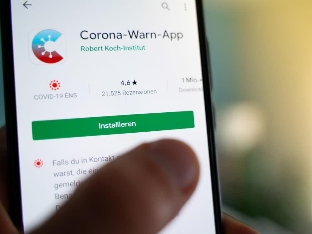 Ein Nutzer ist gerade dabei die Corona-Warn-App zu installieren. (Bild: Pavel Metluk/Shutterstock.com)