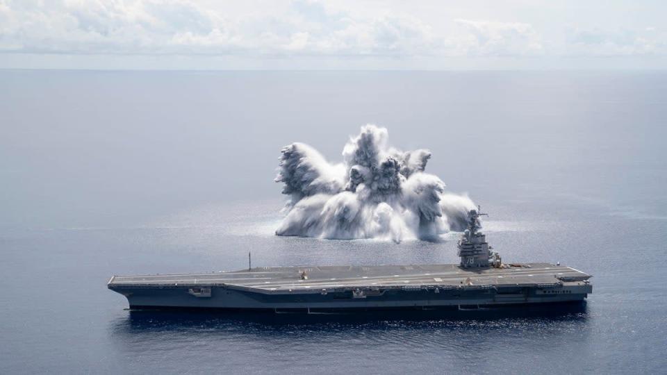 Le porte-avions USS Gerald R Ford (CVN 78) achève le premier événement explosif programmé des Full Ship Shock Trials alors qu'il est en cours dans l'océan Atlantique en 2021 (US NAVY/AFP via Getty Images)